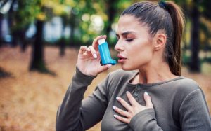 Woman with asthma, may be at increased risk of gum disease